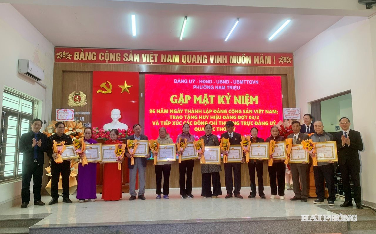 Lãnh đạo phường Nam Triệu trao Huy hiệu Đảng tặng các đồng chí 55, 50 và 45 năm tuổi Đảng