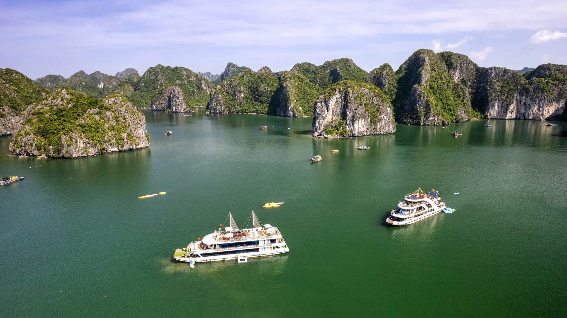 ẢNH BÁO IN: Cát Bà được lựa chọn là trọng điểm trong chiến lược phát triển du lịch xanh của thành phố Hải Phòng.