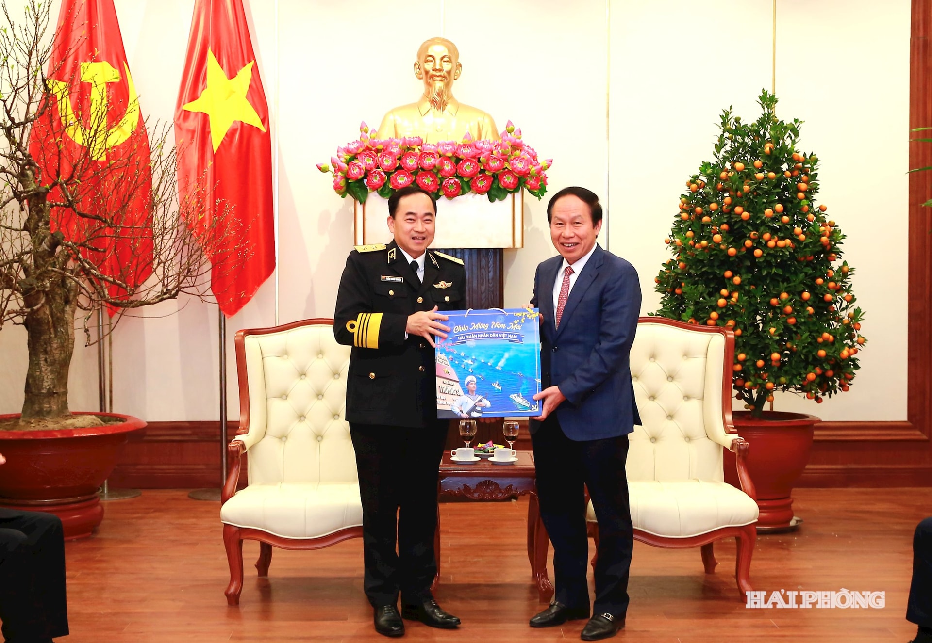 Đồng chí Lê Tiến Châu, Uỷ viên Trung ương Đảng, Bí thư Thành uỷ, Trưởng đoàn đại biểu Quốc hội Hải Phòng tiếp Phó Đô đốc Trần Thanh Nghiêm, Ủy viên Trung ương Đảng, Tư lệnh Quân chủng Hải quân đến thăm và chúc tết cán bộ và nhân dân thành phố