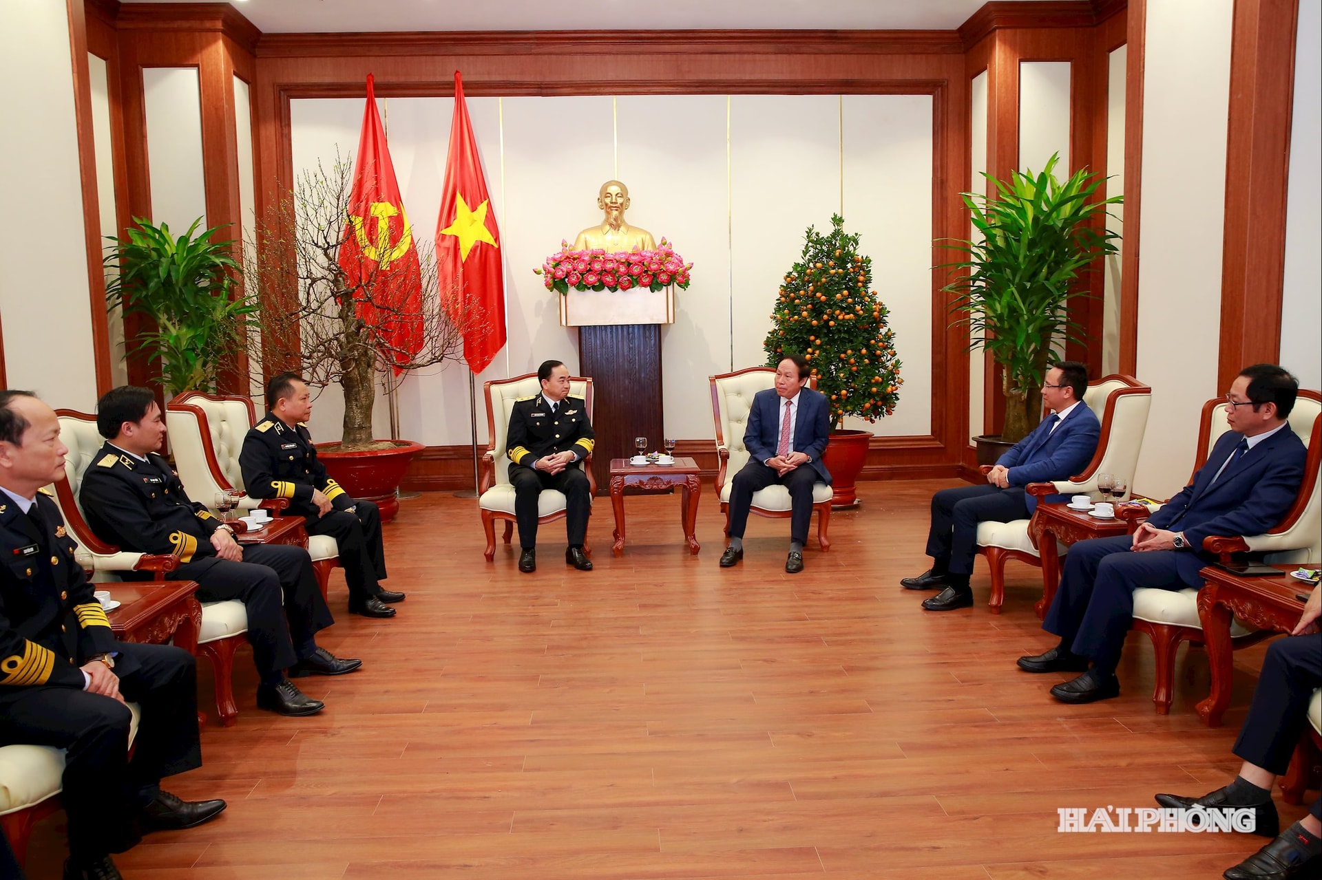 Đồng chí Lê Tiến Châu, Uỷ viên Trung ương Đảng, Bí thư Thành uỷ, Trưởng đoàn đại biểu Quốc hội Hải Phòng tiếp Phó Đô đốc Trần Thanh Nghiêm, Ủy viên Trung ương Đảng, Tư lệnh Quân chủng Hải quân đến thăm và chúc tết cán bộ và nhân dân thành phố