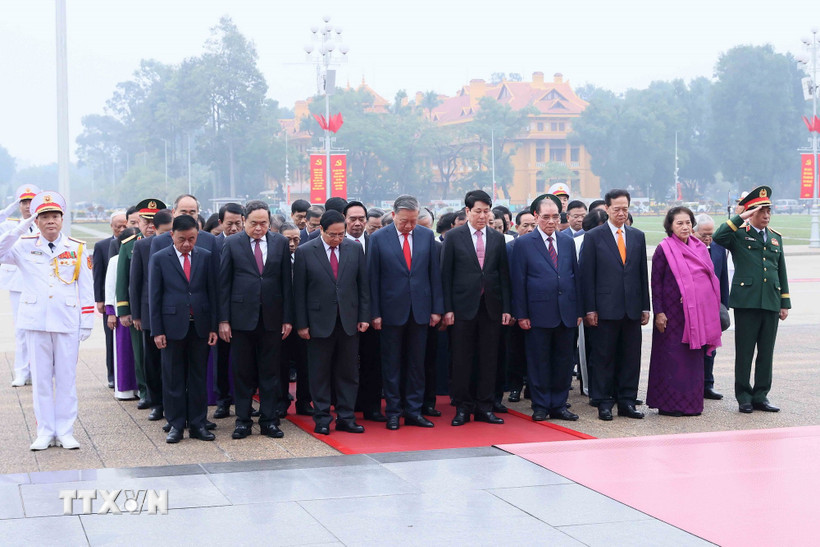 Lãnh đạo Đảng, Nhà nước tưởng niệm Chủ tịch Hồ Chí Minh nhân kỷ niệm 96 năm Ngày thành lập Đảng. (Ảnh: An Đăng/TTXVN)