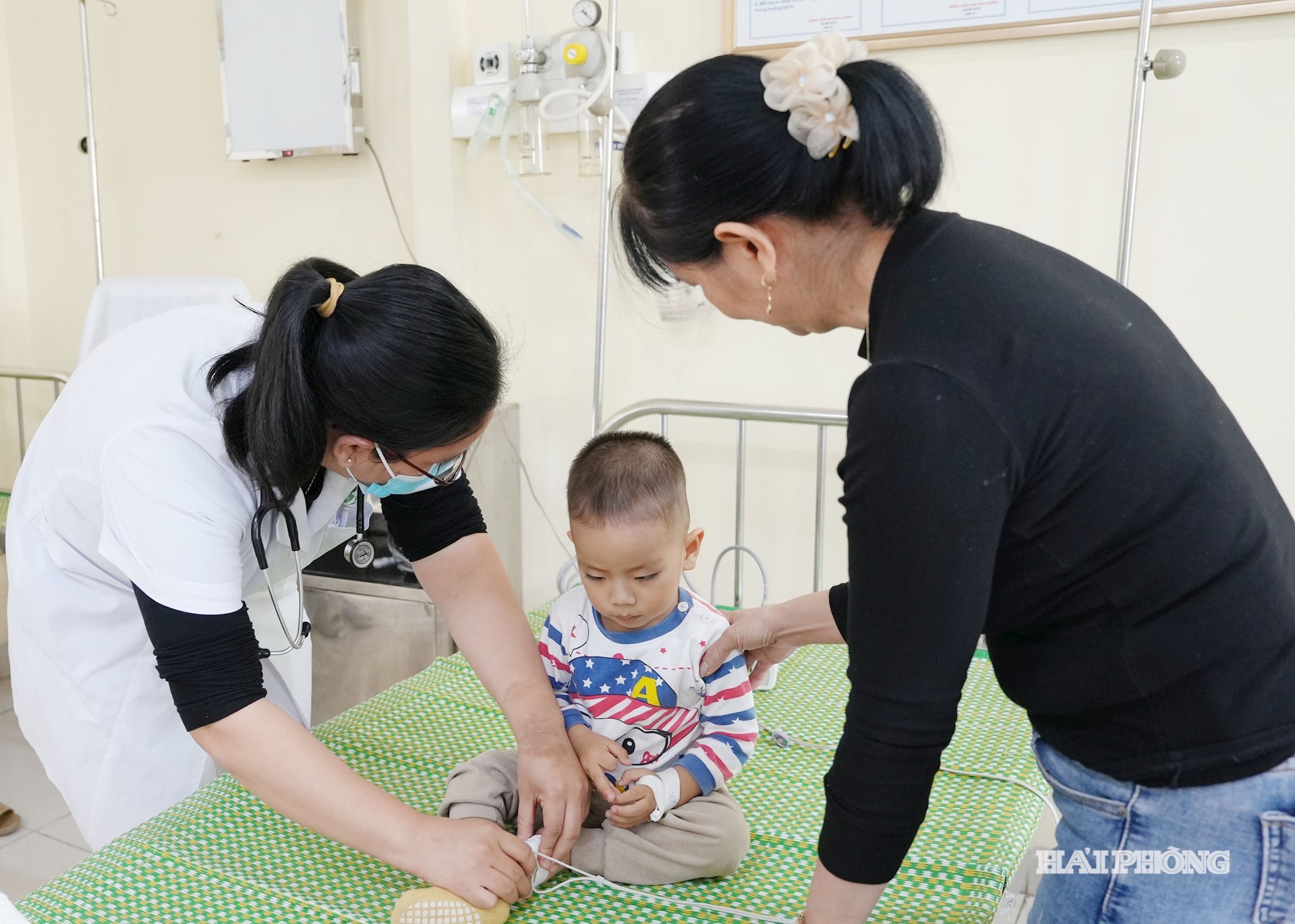 Bác sĩ Bệnh viện Nhi Hải Dương khám bệnh cho trẻ em. Ảnh: HOÀNG HUẾ
