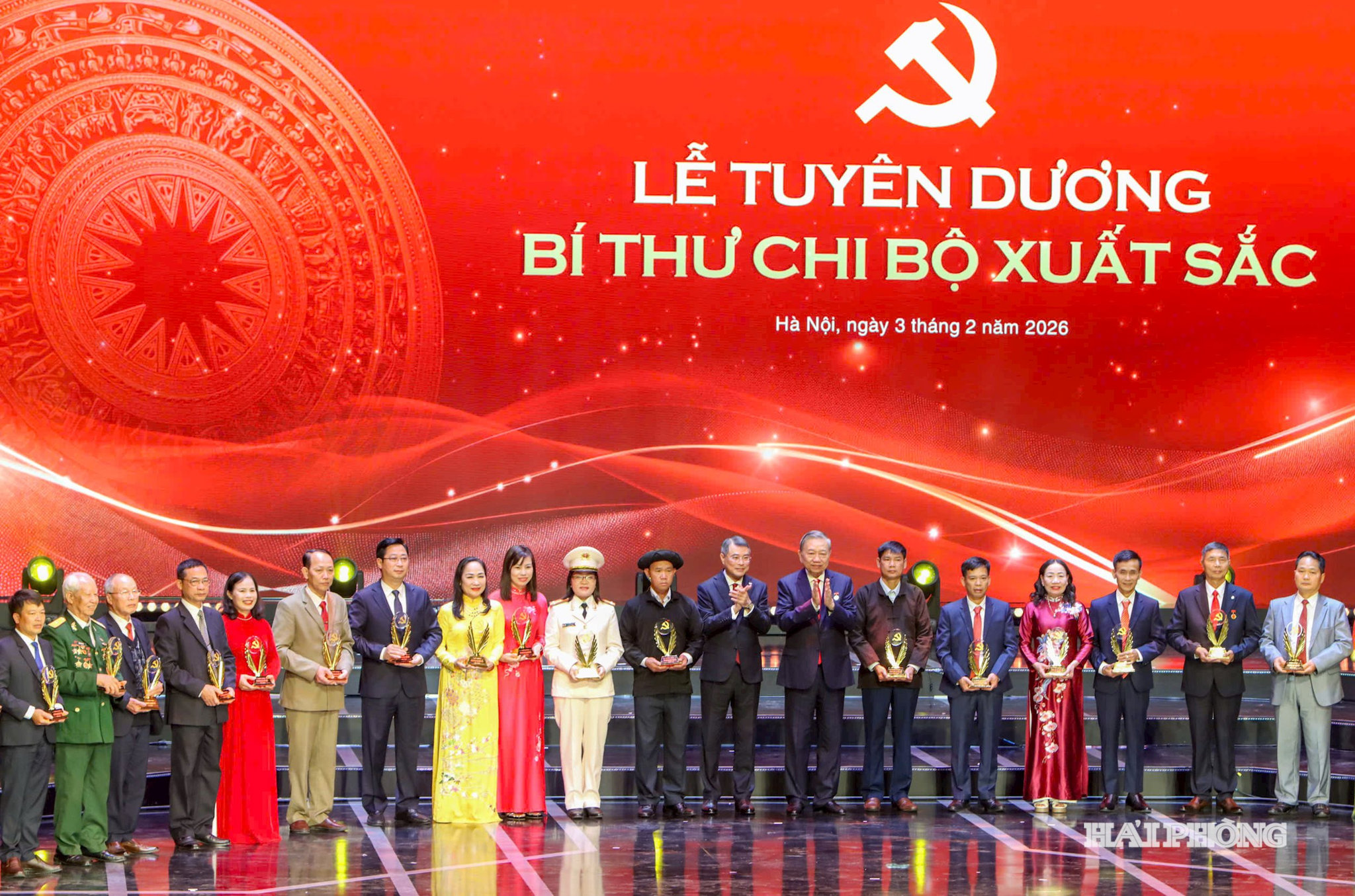 Đồng chí Tổng Bí thư Tô Lâm và đồng chí Lê Minh Hưng, Uỷ viên Bộ Chính trị, Bí thư Trung ương Đảng, Trưởng ban Tổ chức Trung ương cùng các Bí thư chi bộ được tuyên dương