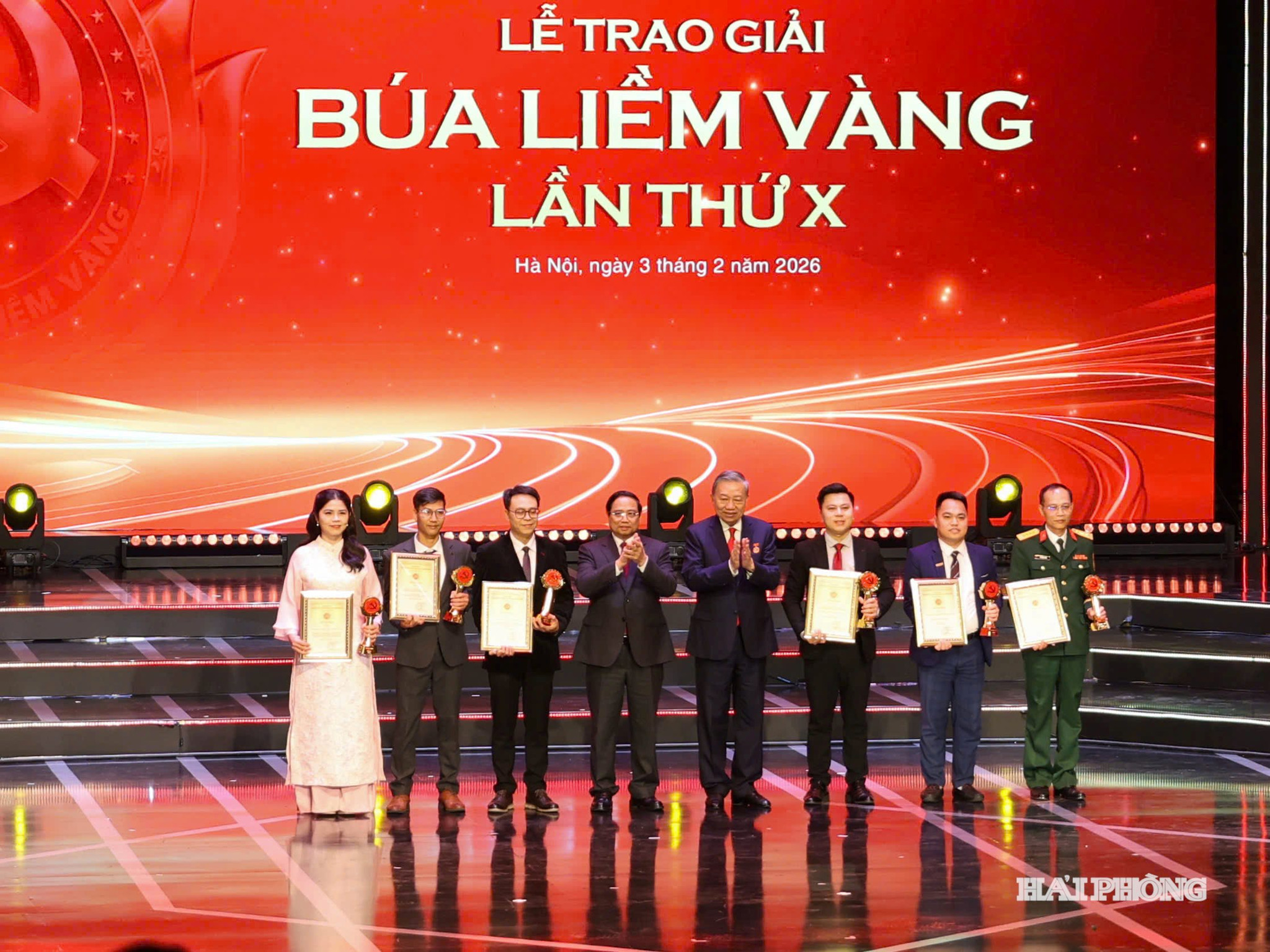 Các đồng chí: Tổng Bí thư Tô Lâm; Thủ tướng Chính phủ Phạm Minh Chính trao giải A tặng các tác giả đạt giải