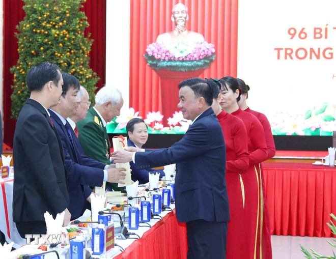 Ông Trần Cẩm Tú, Ủy viên Bộ Chính trị, Thường trực Ban Bí thư tặng quà lưu niệm các Bí thư Chi bộ xuất sắc toàn quốc. (Ảnh: Phương Hoa/TTXVN) ttxvn-thuong-truc-ban-bi-thu-gap-mat-96-bi-thu-chi-bo-xuat-sac-toan-quoc-6.jpg