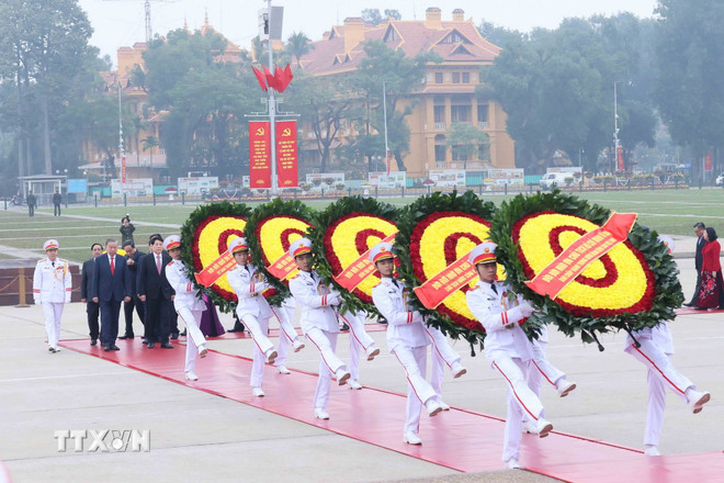 Lãnh đạo Đảng, Nhà nước viếng Chủ tịch Hồ Chí Minh nhân kỷ niệm 96 năm Ngày thành lập Đảng Cộng sản Việt Nam. (Ảnh: An Đăng/TTXVN) ttxvn-lanh-dao-dang-nha-nuoc-vieng-chu-tich-ho-chi-minh-nhan-ky-niem-96-nam-ngay-thanh-lap-dang-2.jpg