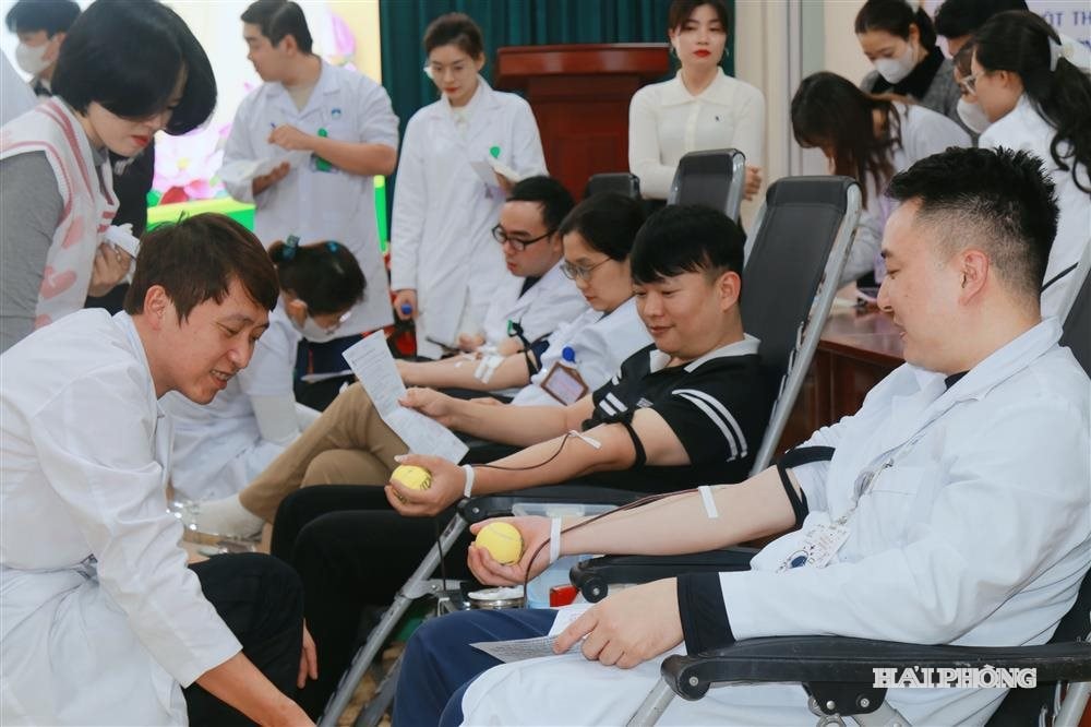 Các y, bác sĩ Bệnh viện đa khoa Hải Dương tham gia hiến máu phục vụ công tác cấp cứu người bệnh