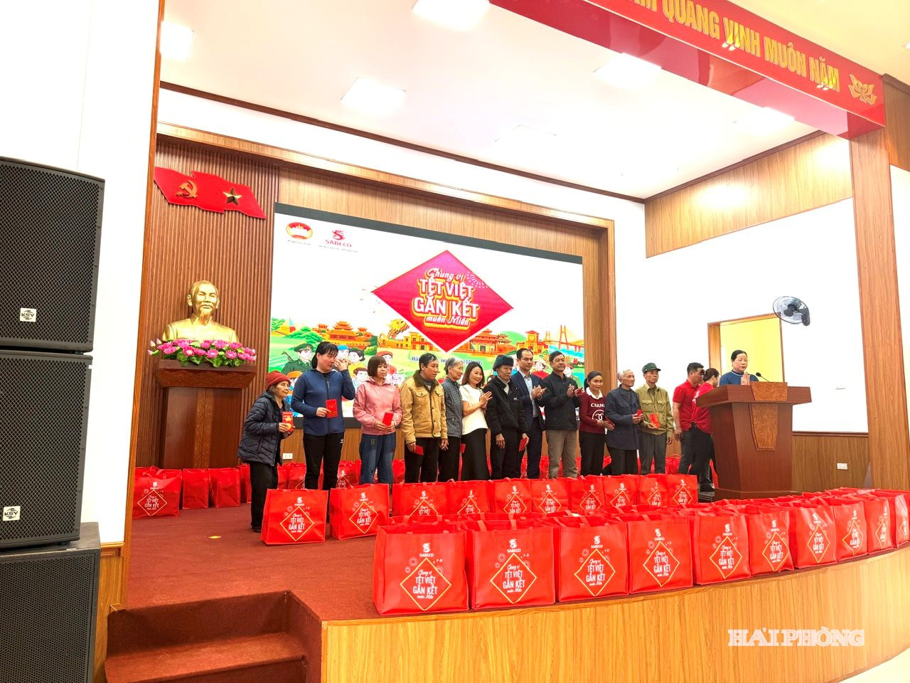 Lãnh đạo xã Nguyễn Binh Khiêm cùng lãnh đạo Công ty Bia Sài Gòn Đông Bắc tổ chức trao tặng các hộ có hoàn cảnh khó khăn trên địa bàn