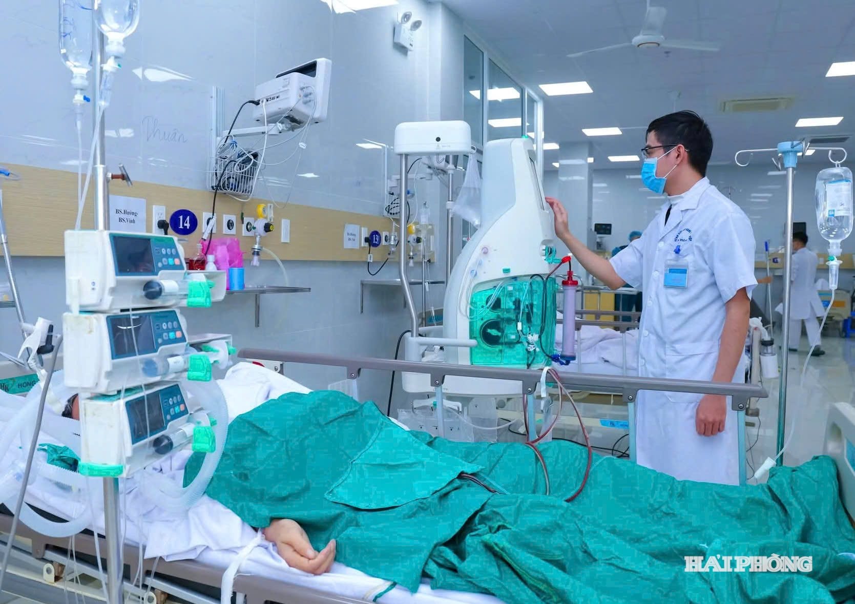 Các y, bác sĩ Bệnh viện Hữu nghị Việt Tiệp điều trị cho người bệnh