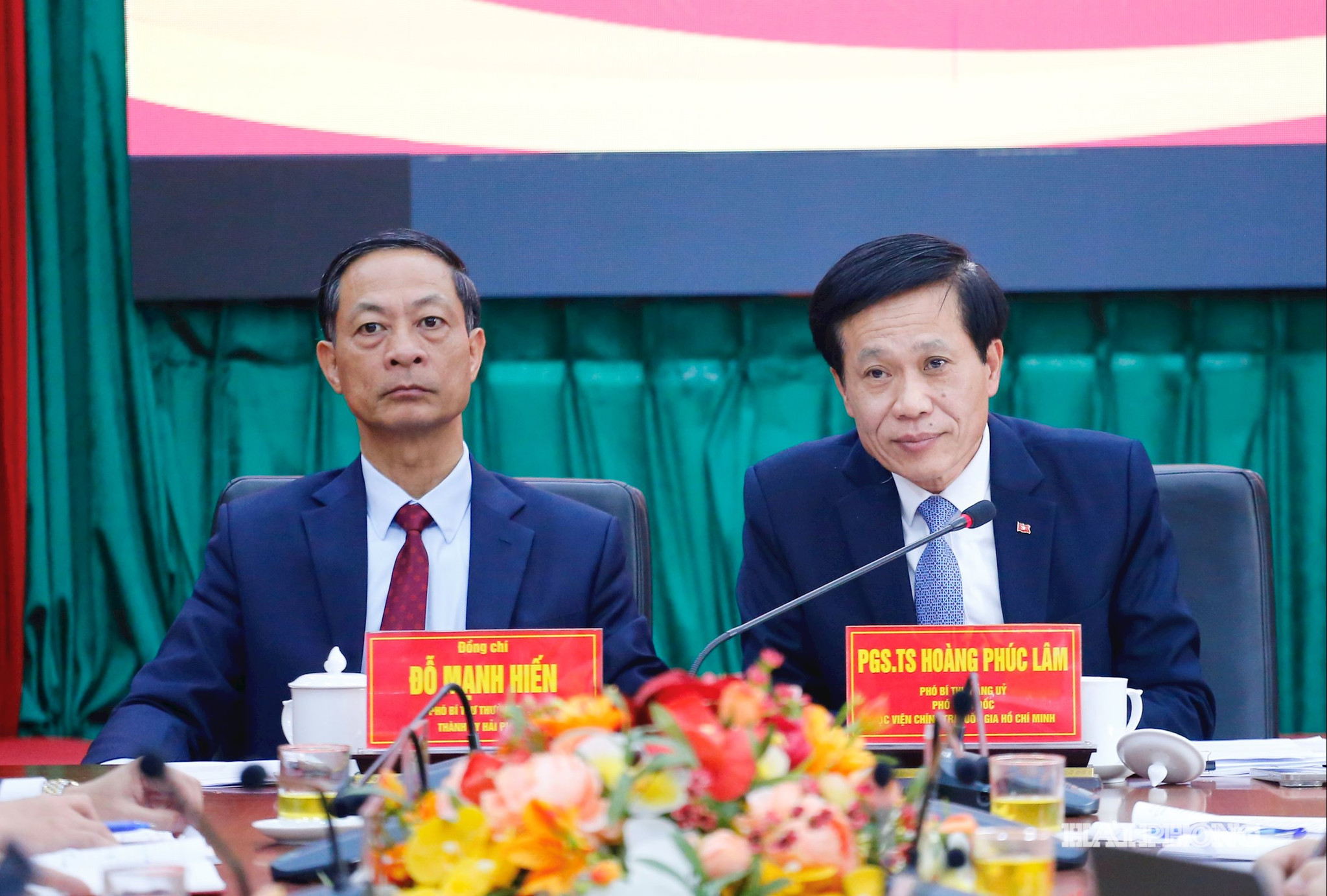 Các đồng chí: Đỗ Mạnh Hiến, Phó bí thư Thường trực Thành uỷ; PGS, TS Hoàng Phúc Lâm, Phó giám đốc Học viện Chính trị Quốc gia Hồ Chí Minh chủ trì cuộc làm việc.