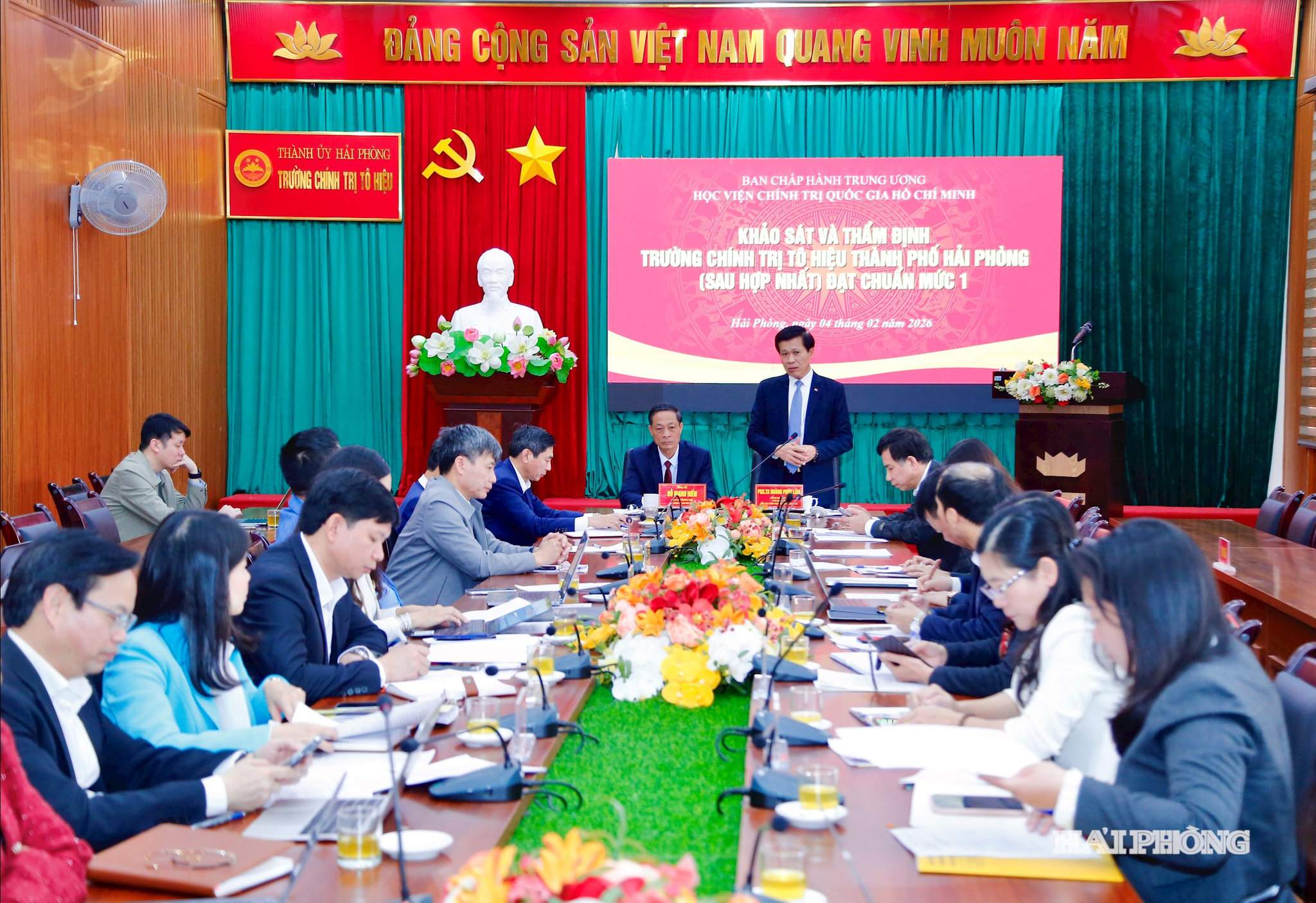 Đồng chí PGS, TS Hoàng Phúc Lâm, Phó giám đốc Học viện Chính trị Quốc gia Hồ Chí Minh phát biểu chỉ đạo tại cuộc làm việc.