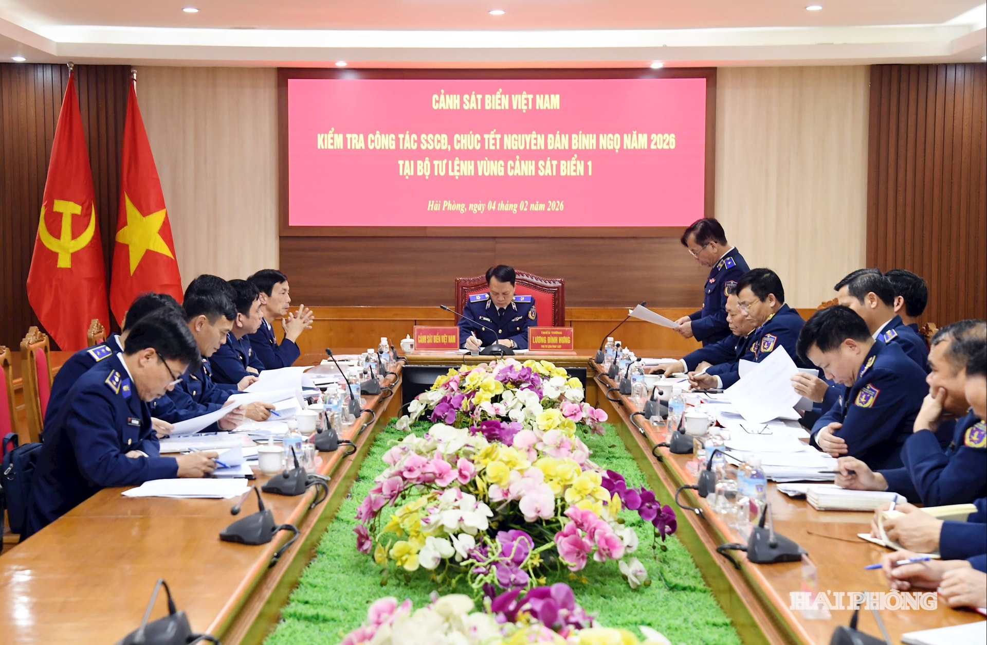 Đoàn kiểm tra nghe báo cáo về công tác SSCĐ, chuẩn bị đón Tết Nguyên đán của BTL Vùng Cảnh sát biển 1