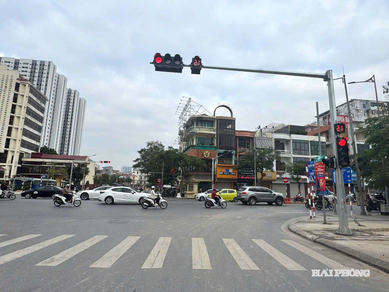 Hệ thống đèn tín hiệu tại nút giao Lạch Tray - Nguyễn Bình hoàn thành cải tạo, thay mới.