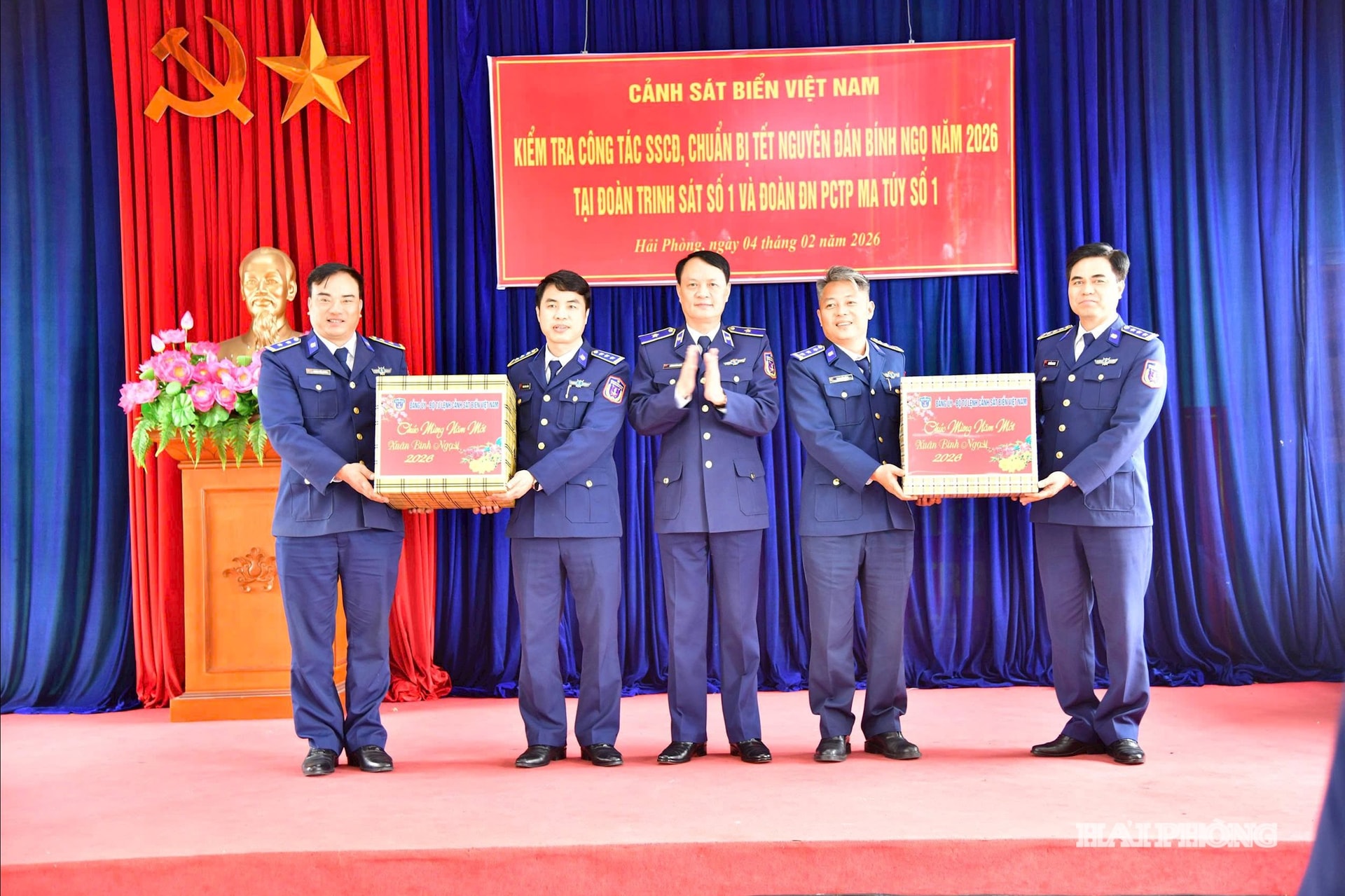 Thủ trưởng Cảnh sát biển Việt Nam tặng quà Tết cho cán bộ, chiến sĩ BTL Vùng Cảnh sát biển 1