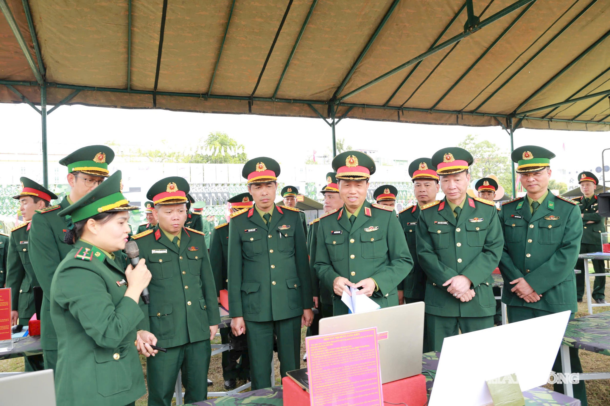 Thiếu tướng Nguyễn Đức Dũng, Phó Tư lệnh, Tham mưu trưởng Quân khu Ba kiểm tra các mô hình, sáng kiến