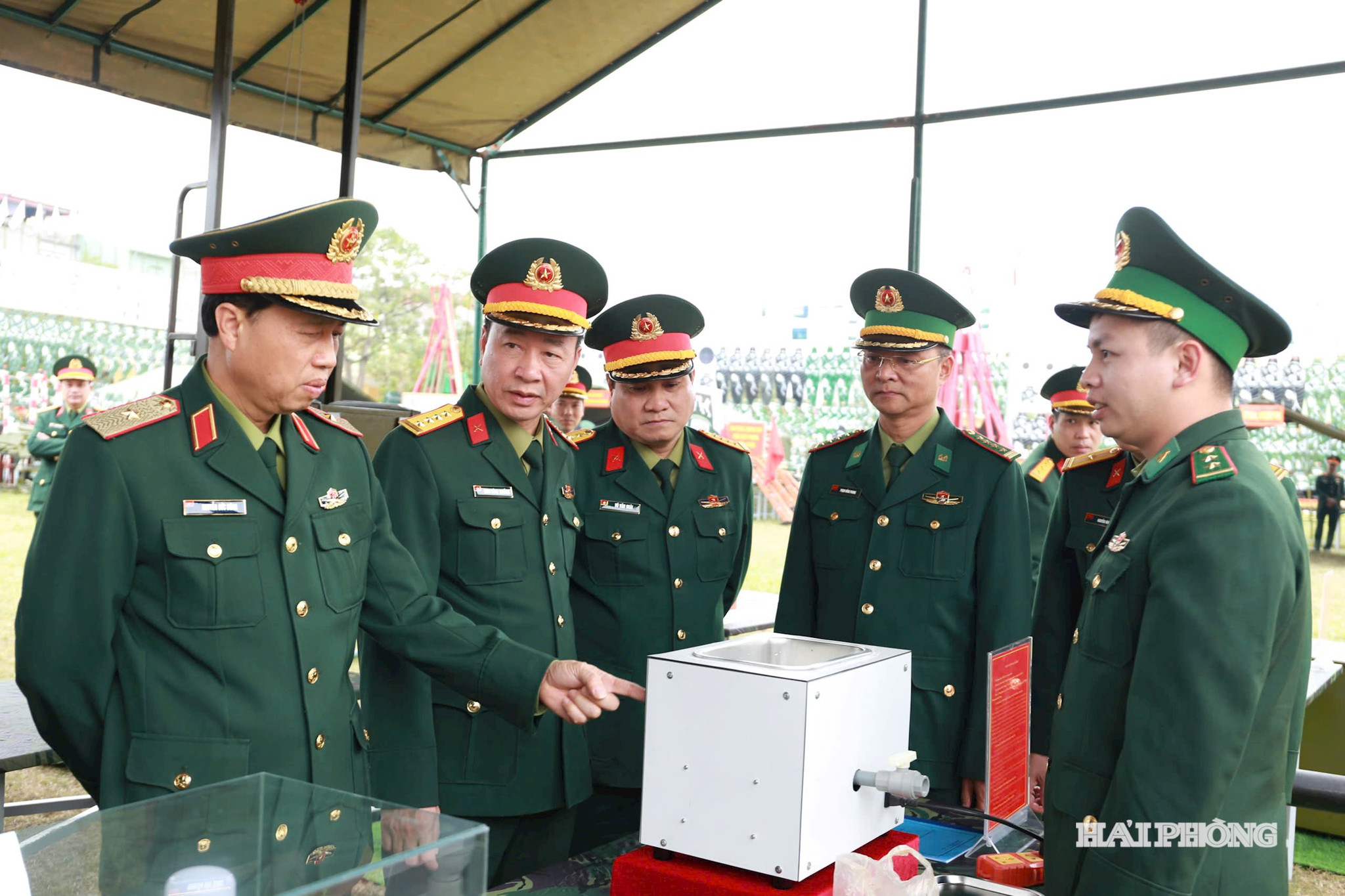 Thiếu tướng Nguyễn Đức Dũng, Phó Tư lệnh, Tham mưu trưởng Quân khu Ba kiểm tra các mô hình, sáng kiến