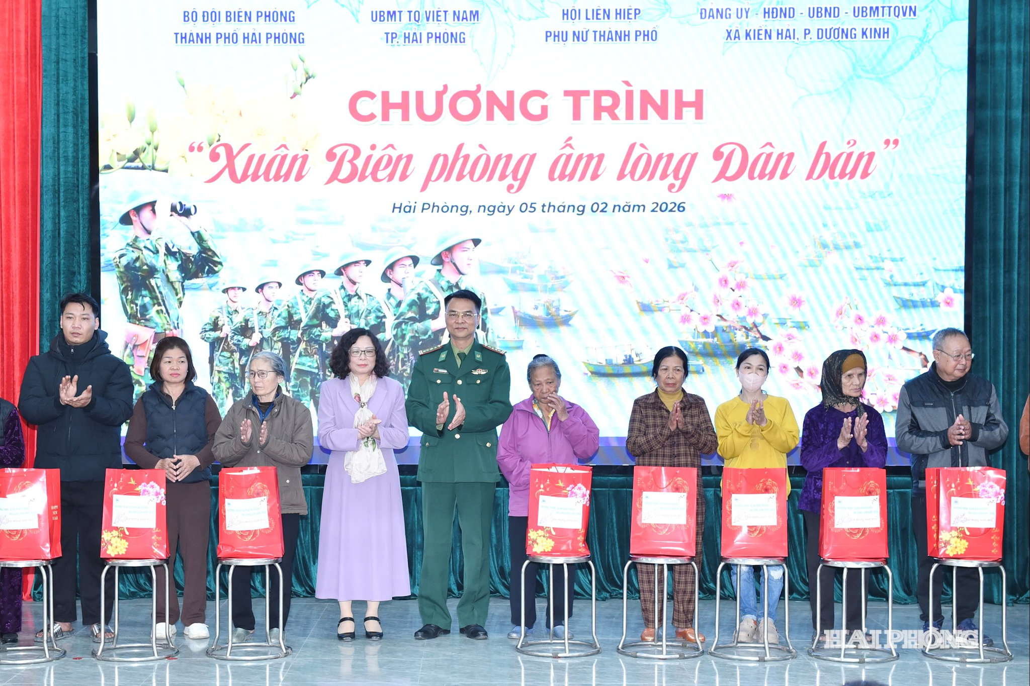 Lãnh đạo Ban Tuyên giáo và Dân vận Thành ủy, Ban Chỉ huy Bộ đội Biên phòng Hải Phòng trao quà tặng các hộ có hoàn cảnh khó khăn.