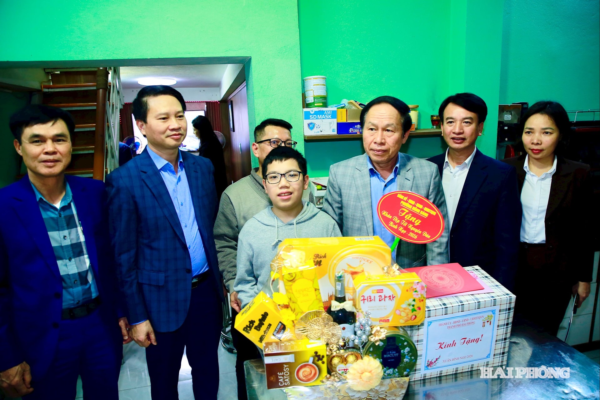 Đồng chí Lê Tiến Châu, Uỷ viên Trung ương Đảng, Bí thư Thành uỷ, Trưởng đoàn đại biểu Quốc hội Hải Phòng cùng lãnh đạo các sở, ngành thăm, tặng quà cháu Phương Chí Thành, sinh năm 2017, là trẻ em có hoàn cảnh đặc biệt khó khăn ở số 28/ 51, Đào Đô, phường Hồng Bàng.