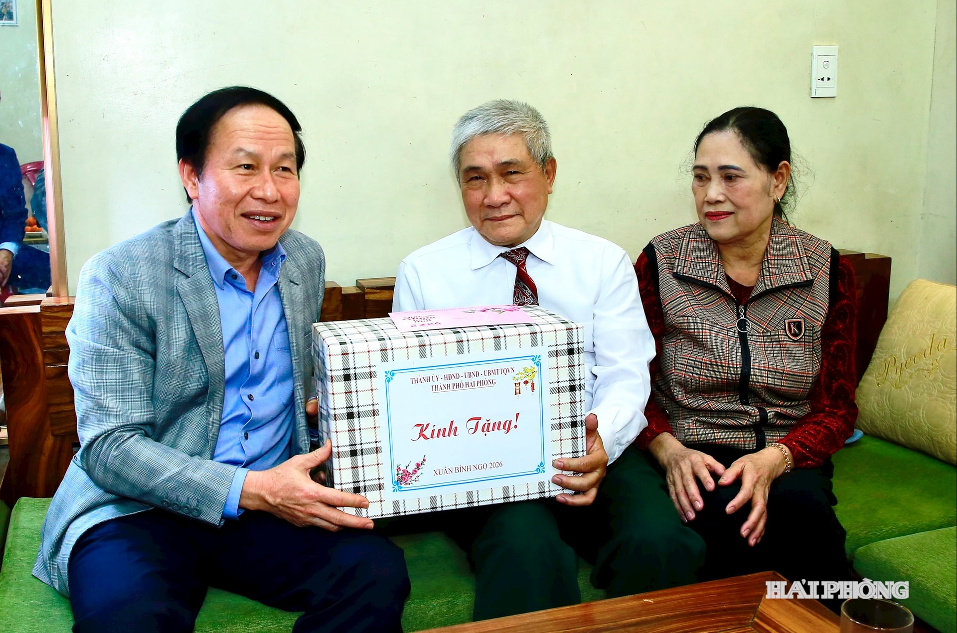 Đồng chí Lê Tiến Châu, Uỷ viên Trung ương Đảng, Bí thư Thành uỷ, Trưởng đoàn đại biểu Quốc hội Hải Phòng thăm, tặng quà, chúc tết ông Nguyễn Quang Minh, sinh năm 1955, bệnh binh, thương binh ở số 2/66 Cao Thắng, tổ dân phố Phúc Long,, phường Hồng Bàng.