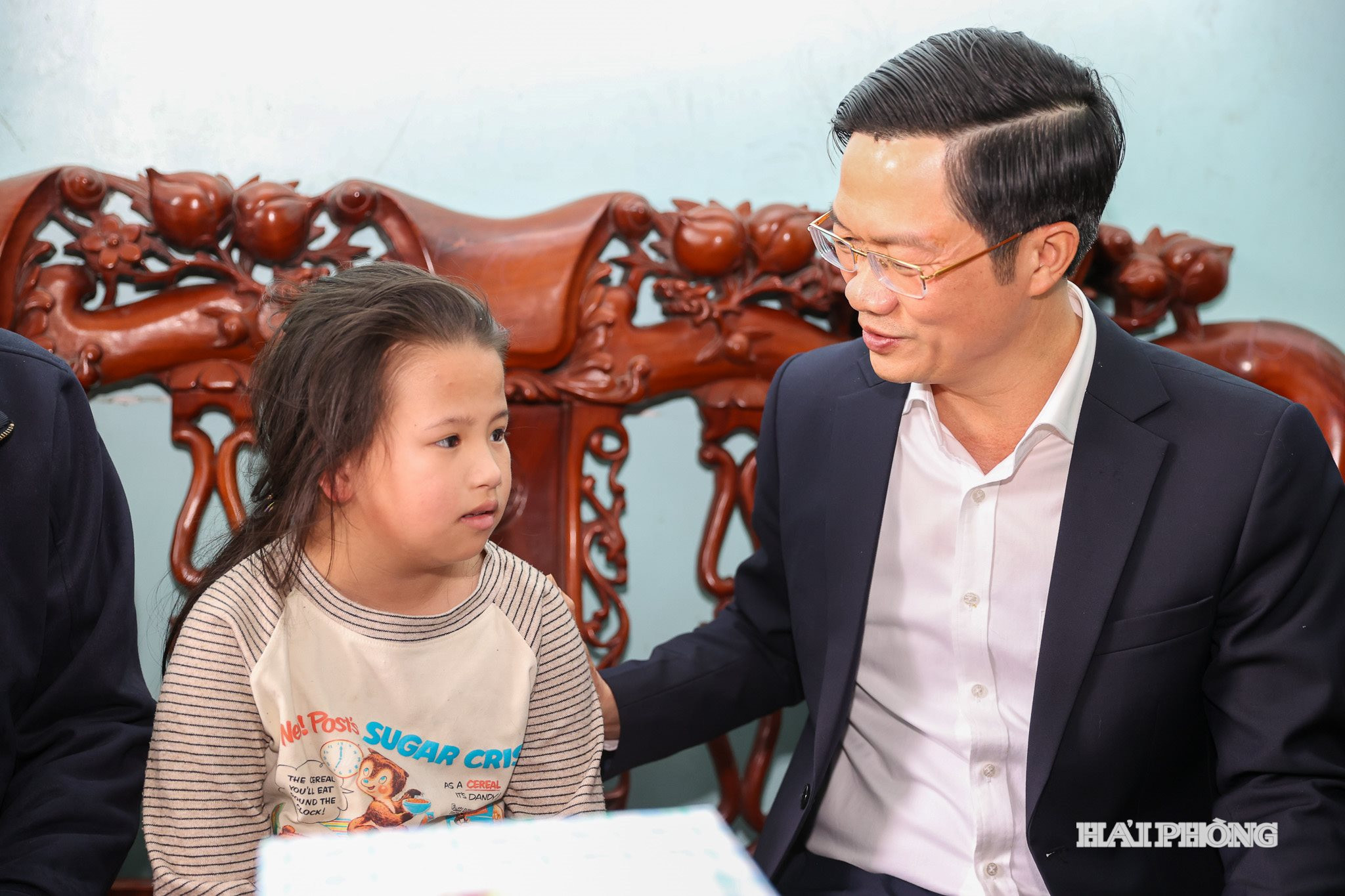 Phó Bí thư Thành ủy, Chủ tịch Ủy ban MTTQ Việt Nam thành phố Phạm Văn Lập trao quà cho cháu Trịnh Phương Anh