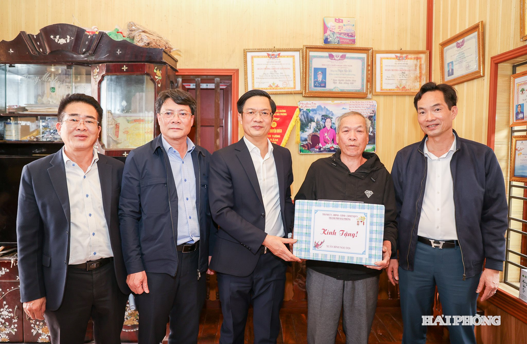 Phó Bí thư Thành ủy, Chủ tịch Ủy ban MTTQ Việt Nam thành phố Phạm Văn Lập trao quà cho gia đình ông Phạm Văn Bồi