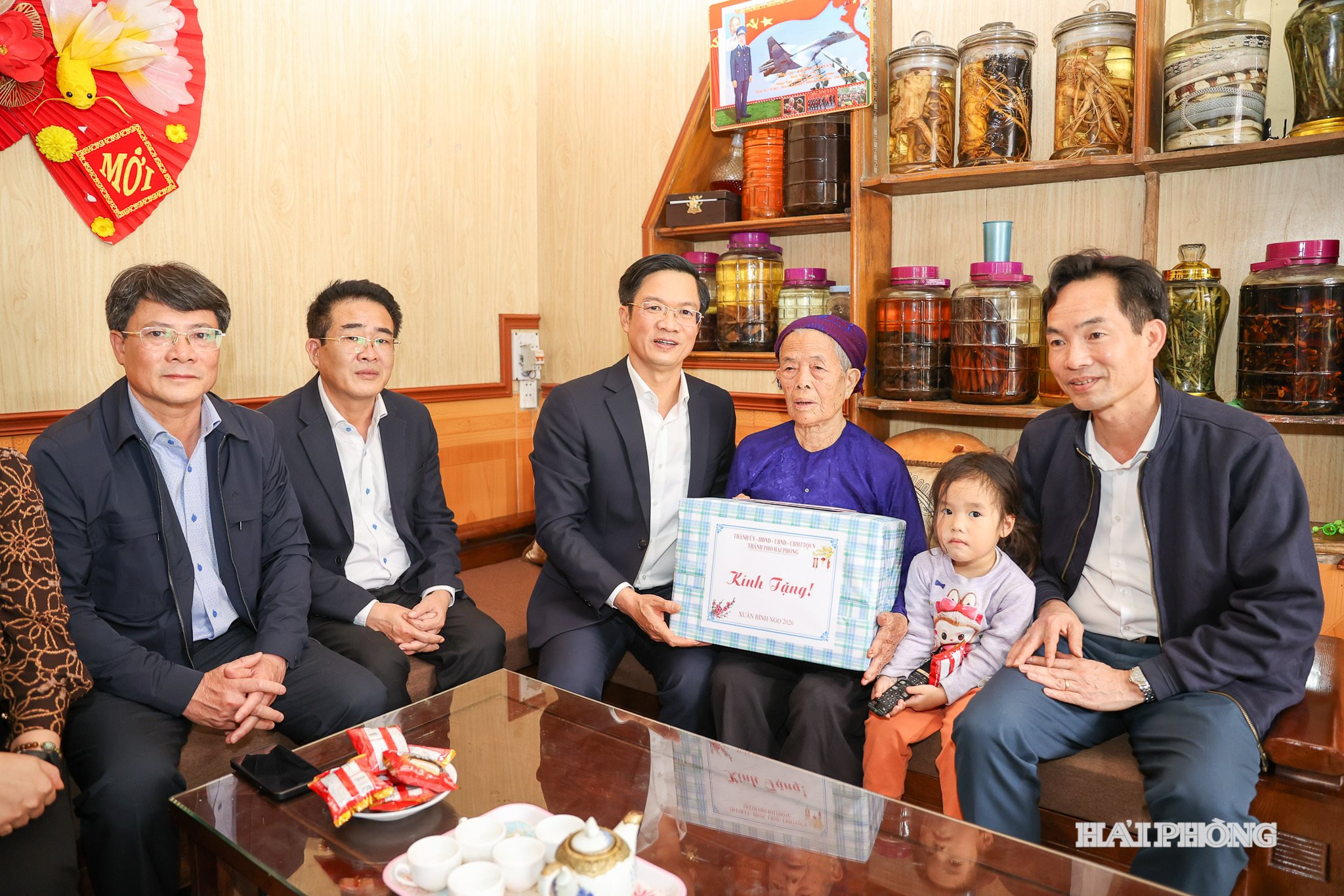 Phó Bí thư Thành ủy, Chủ tịch Ủy ban MTTQ Việt Nam thành phố Phạm Văn Lập trao quà cho gia đình bà Nguyễn Thị Huê