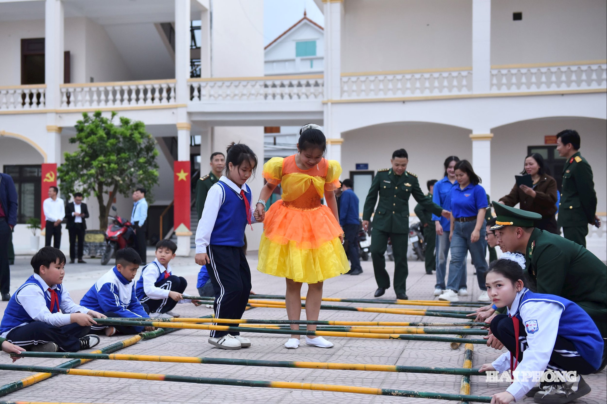 Nhiều trò chơi dân gian thu hút đông đảo người dân tham gia tại chương trình.