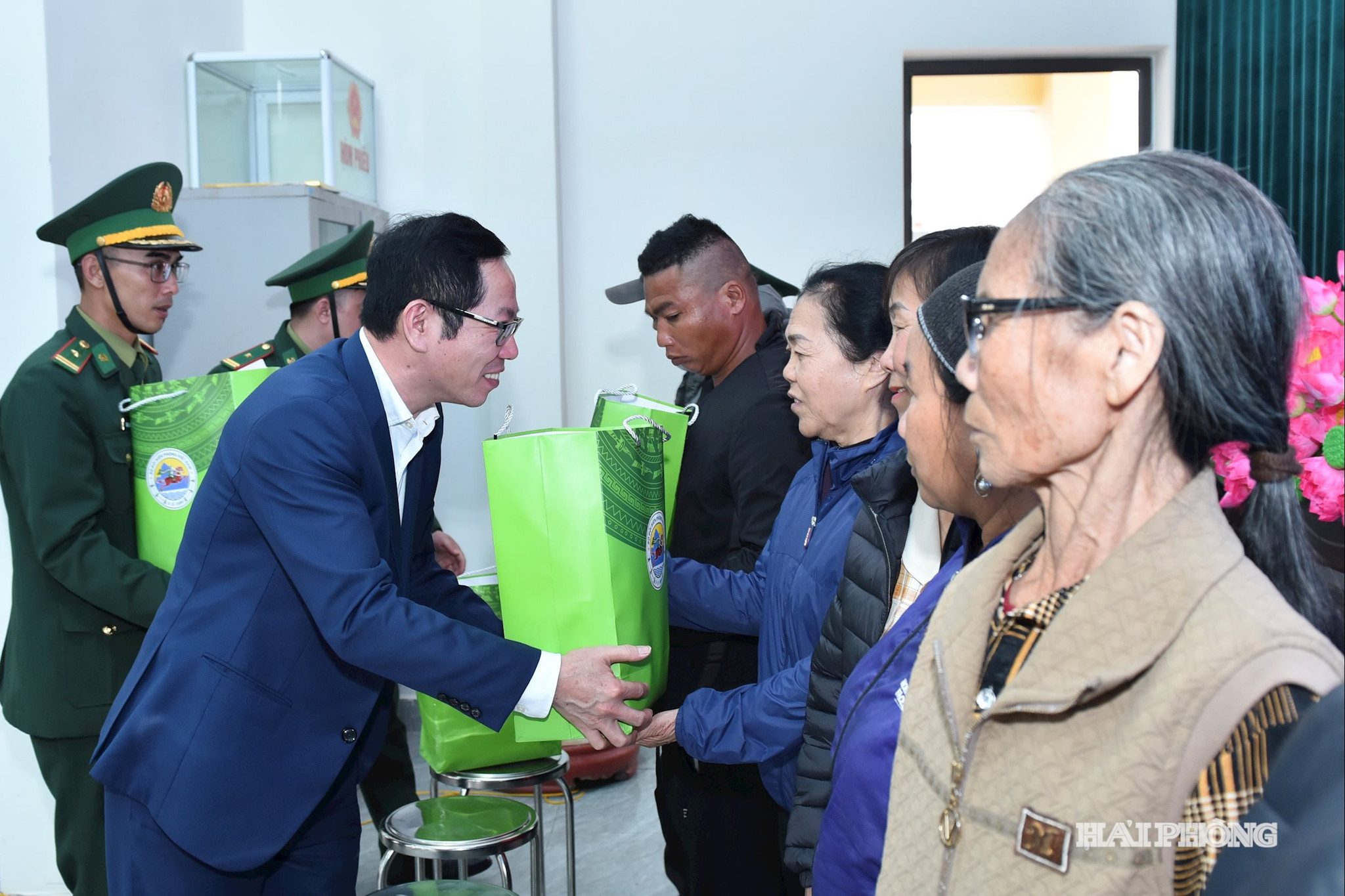 Đồng chí Vũ Tiến Phụng, Uỷ viên Ban Thường vụ Thành uỷ, Phó chủ tịch UBND thành phố trao quà tặng các hộ có hoàn cảnh khó khăn.