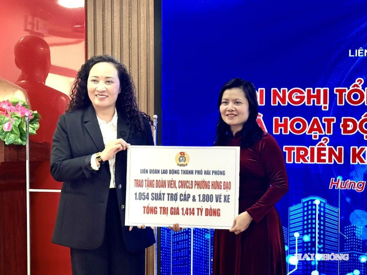 Lãnh đạo Liên đoàn Lao động thành phố trao kinh phí chăm lo Tết cho đoàn viên, công nhân, viên chức, lao động phường Hưng Đạo.