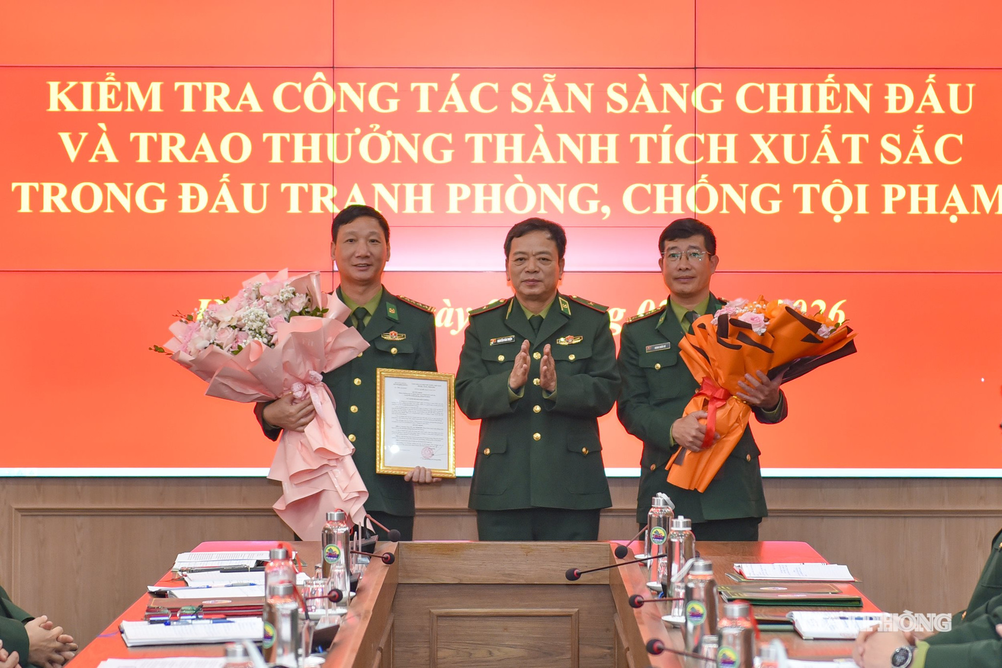 Thiếu tướng Nguyễn Văn Thiện, Phó Tư lệnh Bộ đội Biên phòng trao quà tặng các tập thể và cá nhân có thành tích xuất sắc trong đấu tranh phòng, chống tội phạm.