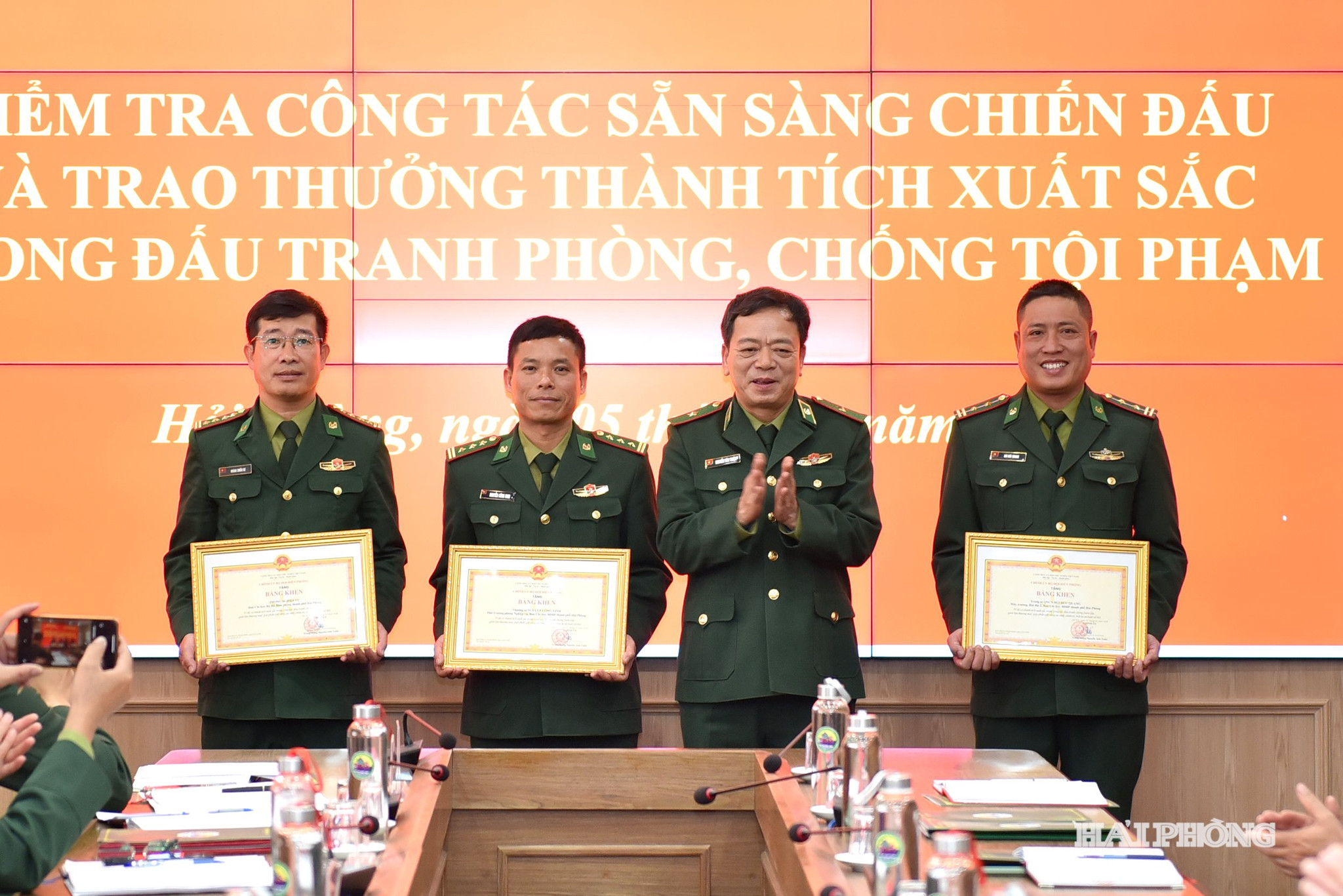 Thiếu tướng Nguyễn Văn Thiện, Phó Tư lệnh Bộ đội Biên phòng trao bằng khen tặng các tập thể và cá nhân có thành tích xuất sắc trong đấu tranh phòng, chống tội phạm.