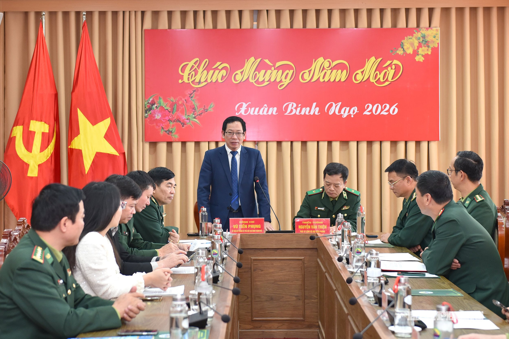 Đồng chí Vũ Tiến Phụng, Uỷ viên Ban Thường vụ Thành uỷ, Phó chủ tịch UBND thành phố phát biểu tại hội nghị.