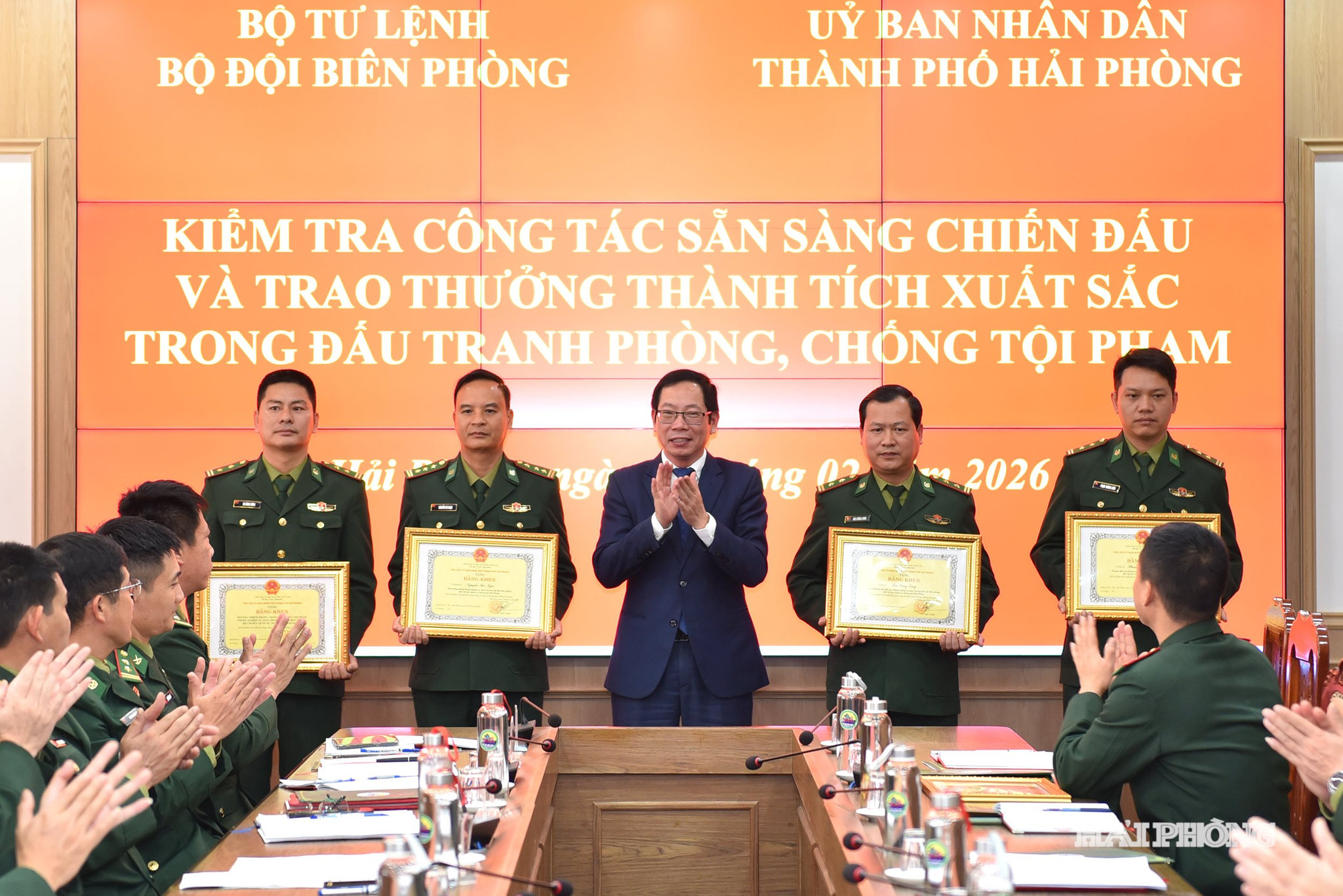 Đồng chí Vũ Tiến Phụng, Uỷ viên Ban Thường vụ Thành uỷ, Phó chủ tịch UBND thành phố trao bằng khen tặng các tập thể và cá nhân có thành tích xuất sắc trong đấu tranh phòng, chống tội phạm.