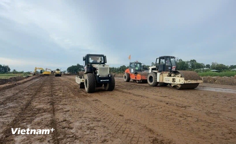 Nhà thầu thi công nền đường một dự án đường bộ cao tốc. (Ảnh: Việt Hùng/Vietnam+)