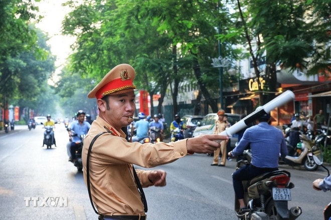 Lực lượng Cảnh sát giao thông thực hiện phân luồng. (Ảnh minh họa: Tuấn Anh/TTXVN) canh-sat-giao-thong-phan-luong.jpg