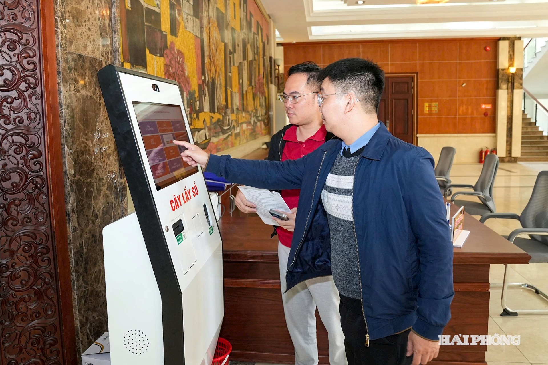 Người dân lấy số thứ tự giải quyết thủ tục hành chính tại Trung tâm Phục vụ hành chính công thành phố.