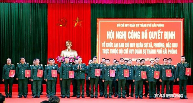 Thiếu tướng Nguyễn Đức Dũng, Ủy viên Thường vụ Đảng ủy, Phó Tư lệnh - Tham mưu trưởng Quân khu trao quyết định cho các cán bộ. Ảnh Báo Quân khu 3