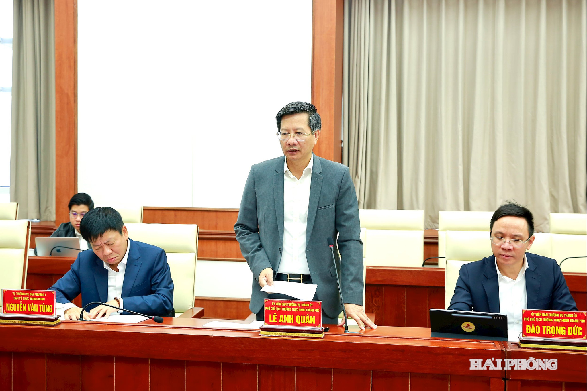Đồng chí Lê Anh Quân, Uỷ viên Ban Thường vụ, Phó chủ tịch Thường trực UBND thành phố trình bày một số nội dung điều chỉnh dự án.