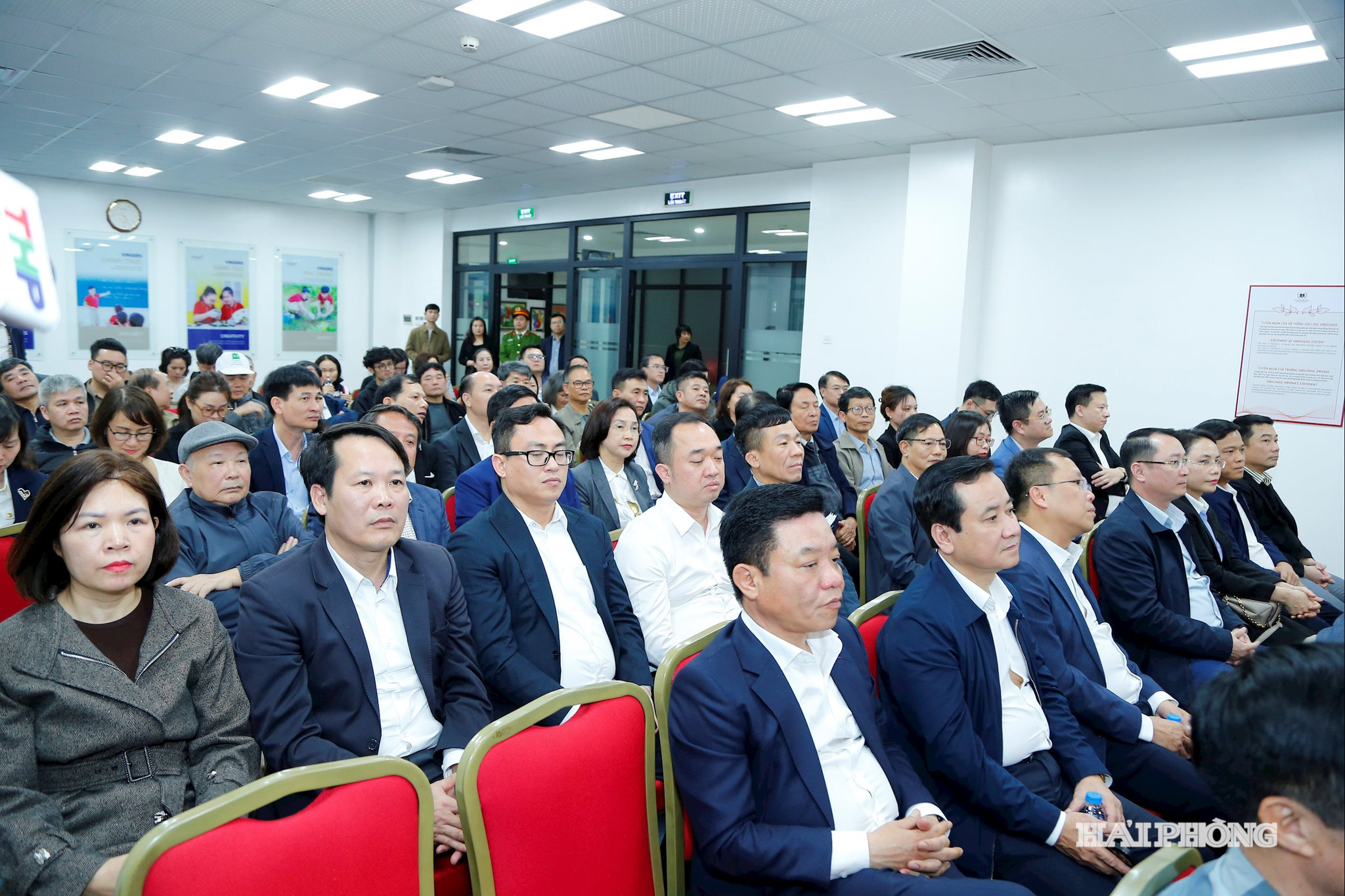 Các đại biển và cử tri dự hội nghị.