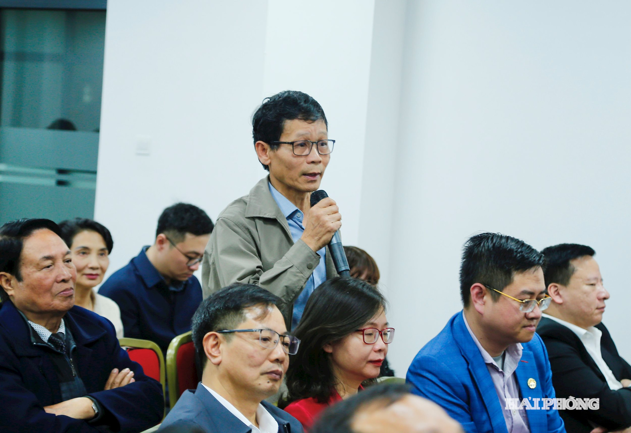 Cử phát biểu ý kiến tại hội nghị.
