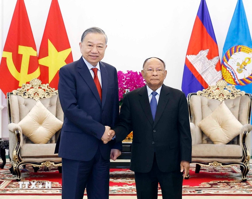 Tổng Bí thư Tô Lâm gặp Chủ tịch danh dự Đảng Nhân dân Campuchia Heng Samrin. (Ảnh: Thống Nhất/TTXVN)