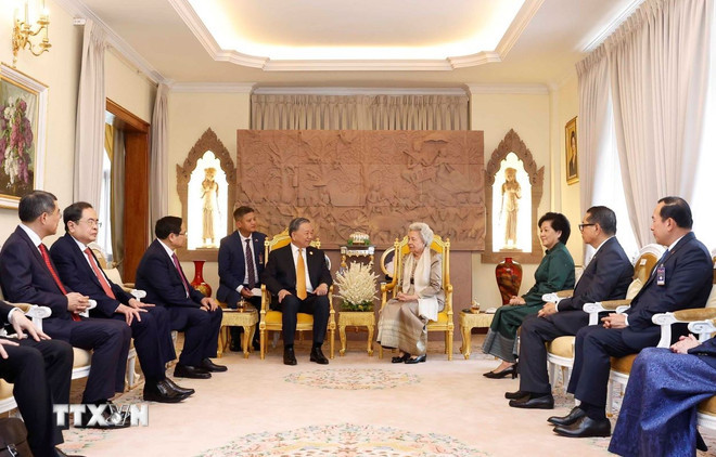 Tổng Bí thư Tô Lâm thăm hỏi, nói chuyện thân mật với Hoàng thái hậu Norodom Monineath Sihanouk. (Ảnh: Thống Nhất/TTXVN) ttxvn-tong-bi-thu-to-lam-tham-hoang-thai-hau-norodom-monineath-sihanouk-8576520.jpg