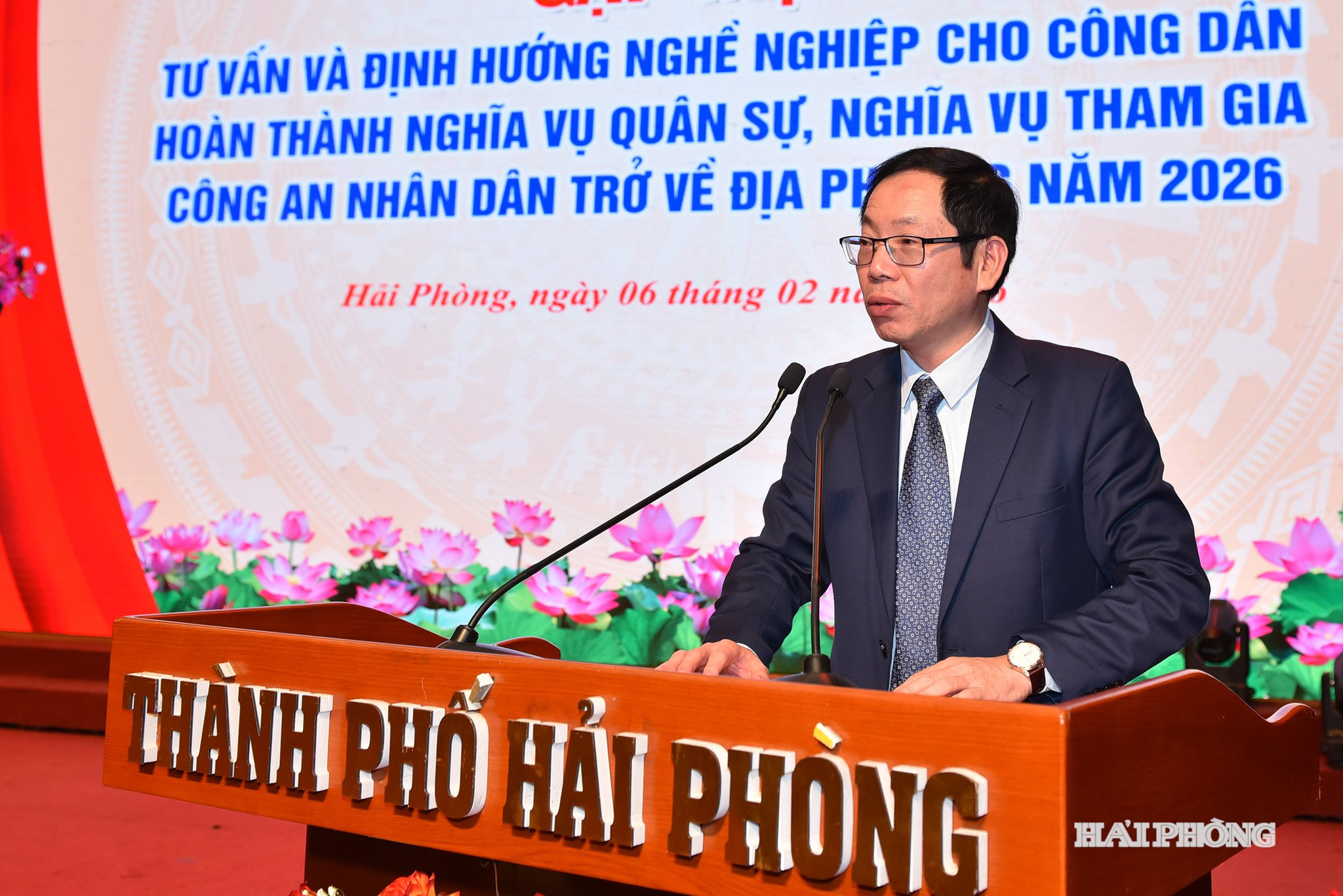Đồng chí Vũ Tiến Phụng, Uỷ viên Ban Thường vụ Thành uỷ, Phó chủ tịch UBND thành phố phát biểu tại cuộc gặp mặt.