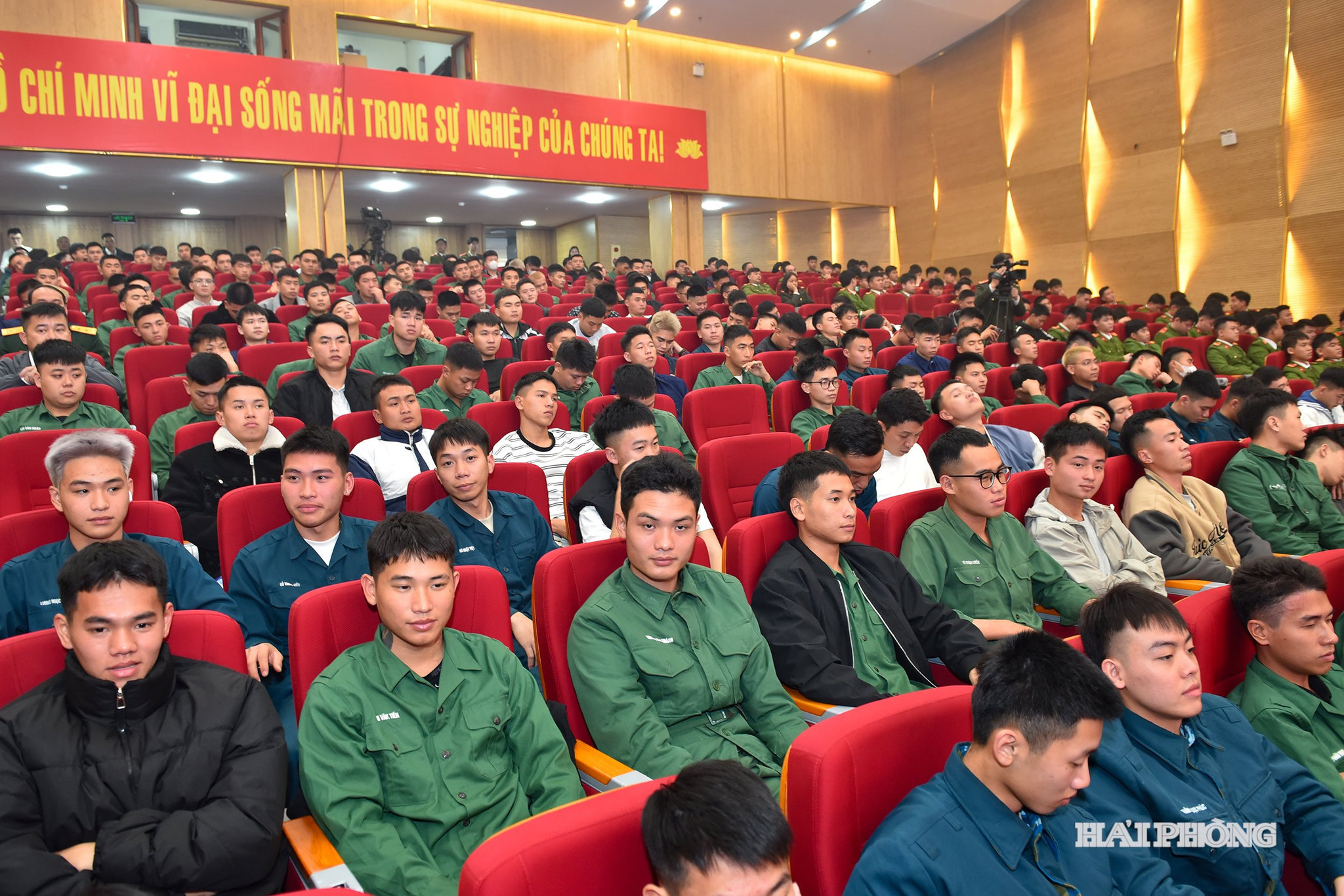 Đông đảo công dân hoàn thành nghĩa vụ quân sự, nghĩa vụ công an Nhân dân dự cuộc gặp mặt.