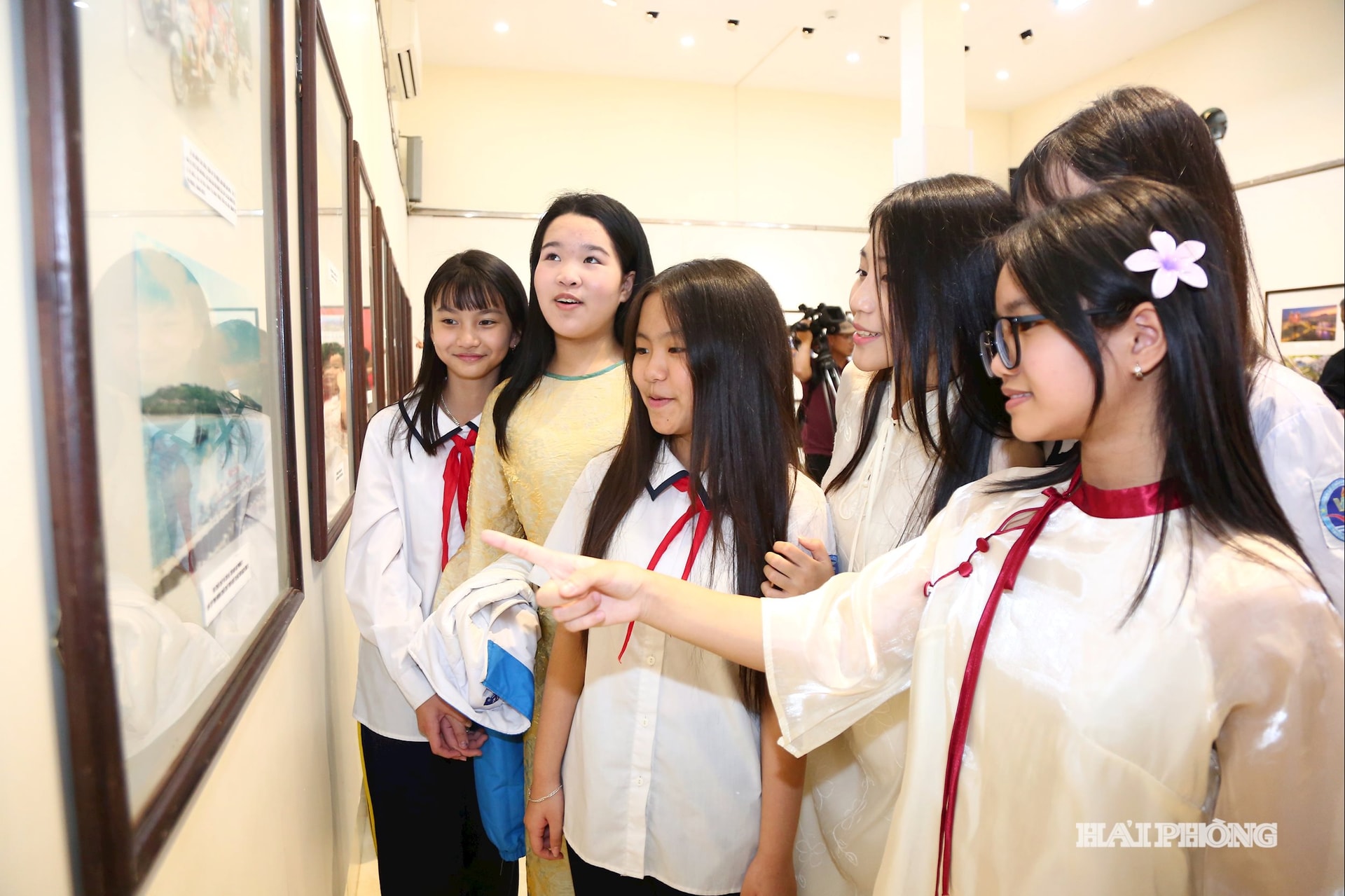 市内各地の学校から生徒たちが写真展を訪れた。