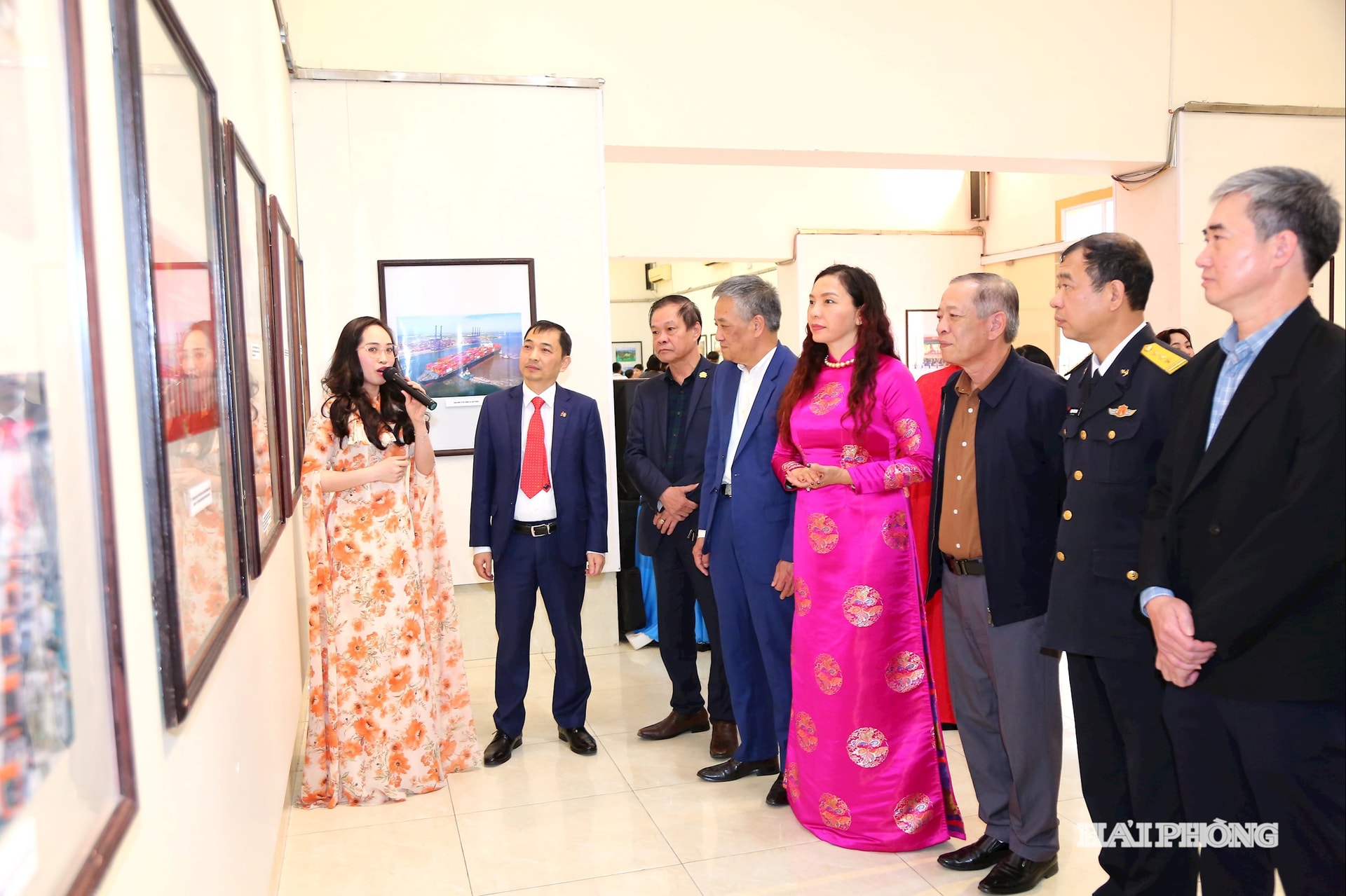 同省および関係機関の幹部らが、「春の報道写真：融合―さらなる発展への展望」と題された展示ブースを訪れた。