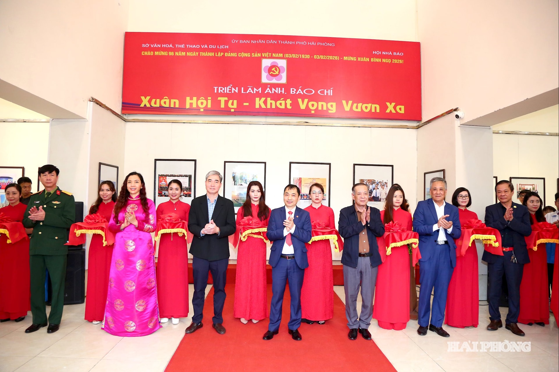 文化スポーツ観光局の幹部らが、各省庁・機関の代表者とともにテープカットを行い、報道写真展の開会を祝った。