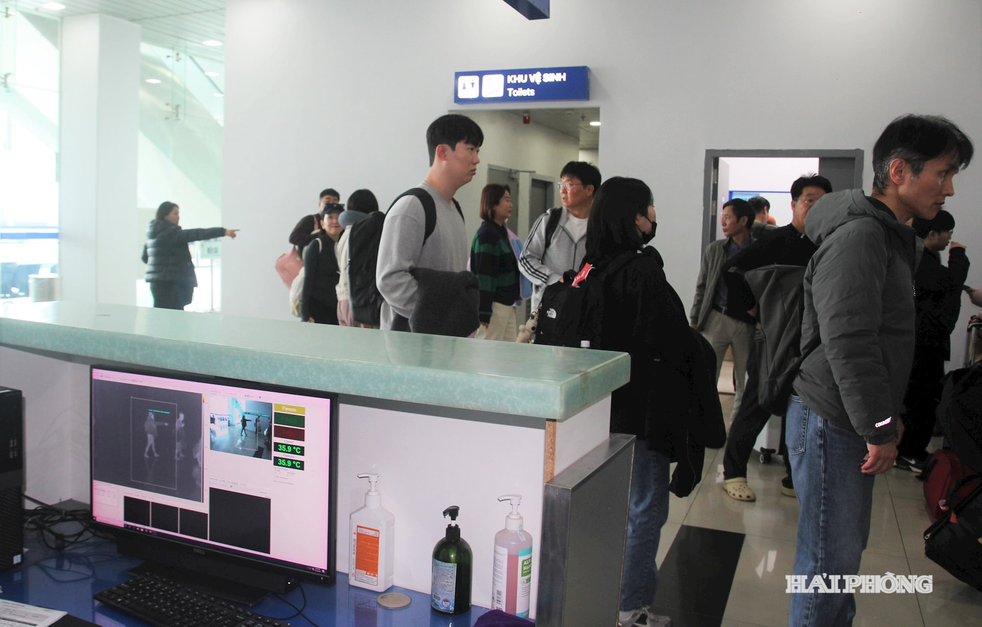 Hành khách nhập cảnh được kiểm soát thân nhiệt bằng hệ thống máy soi thân nhiệt chuyên dụng