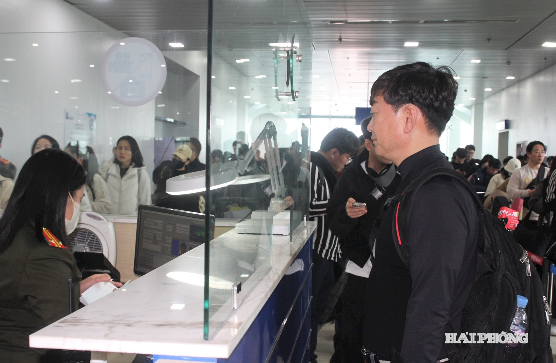 Sau khi kiểm soát dịch tễ, trong trường hợp bảo đảm an toàn, hành khách làm thủ tục nhập cảnh