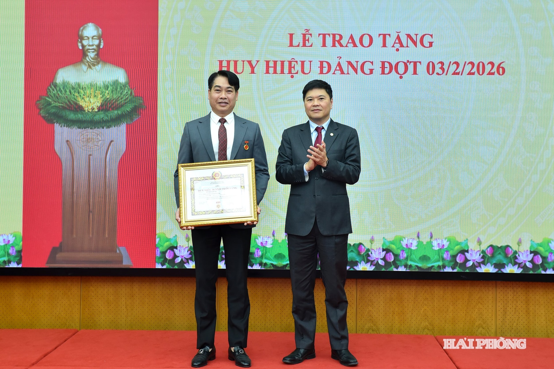 Đồng chí Hoàng Minh Cường, Phó Chủ tịch UBND thành phố trao Huy hiệu Đảng đợt 3/2 tặng đảng viên trong Đảng bộ.